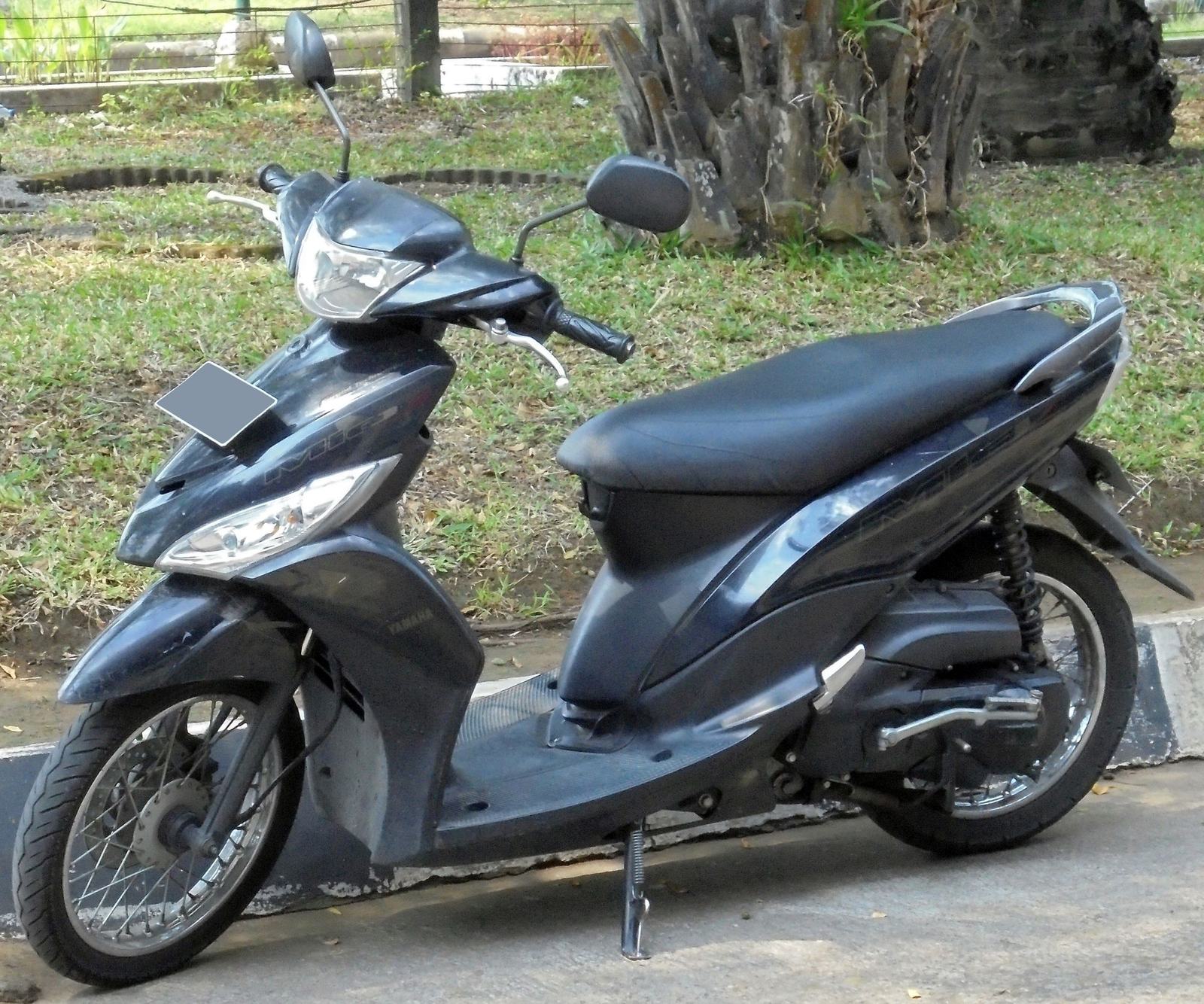 A grey Yamaha Mio J 115 scooter parked at the kerb, seen from the left side