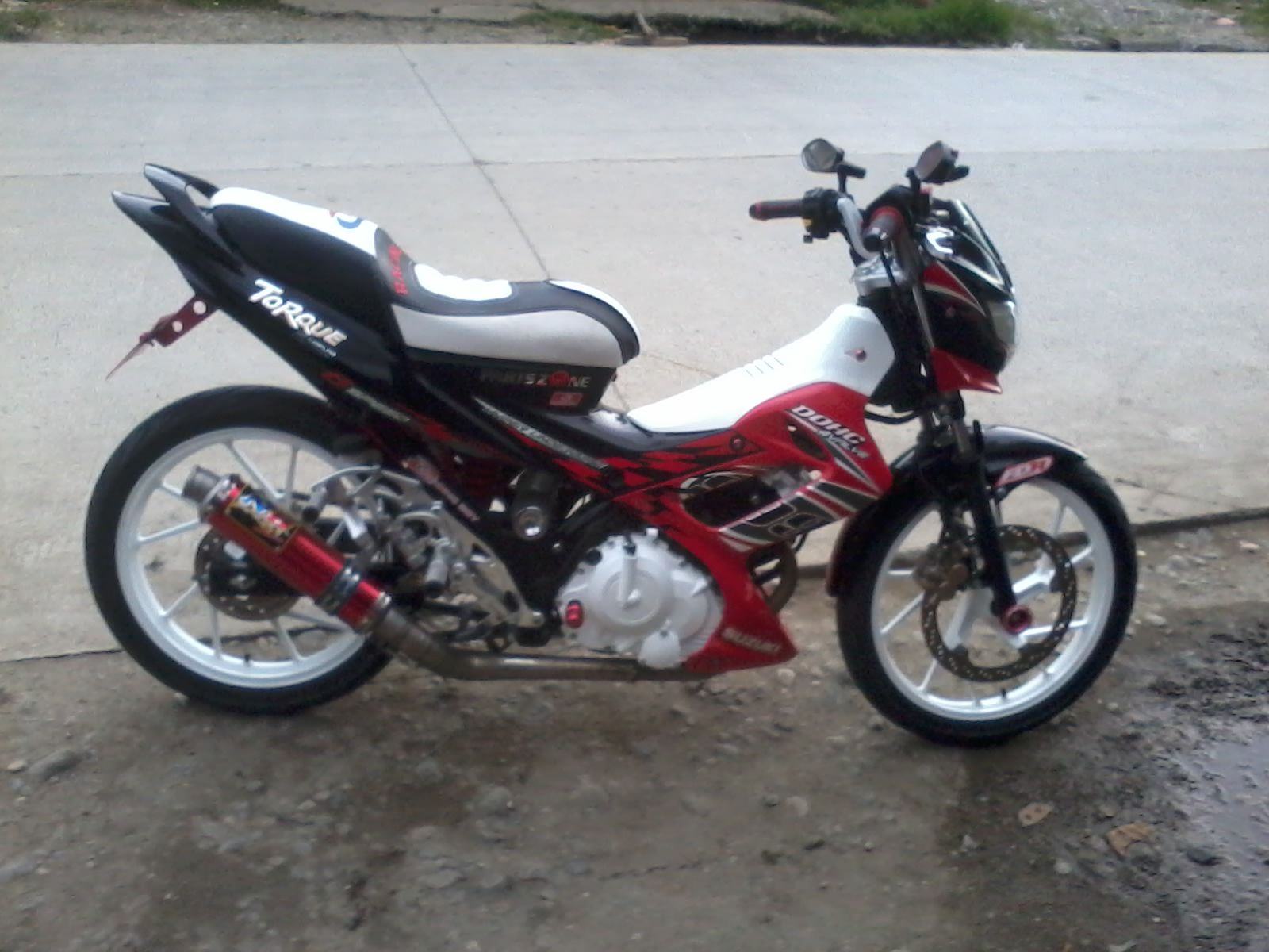 A Suzuki Raider 150 underbone with custom red and white paint and aftermarket wheels